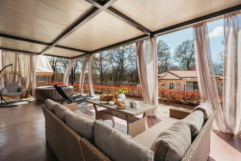 campsite-banki-green-istrian-village-mobile-home-exterior-terrace-jacuzzi-table-sunbeds
