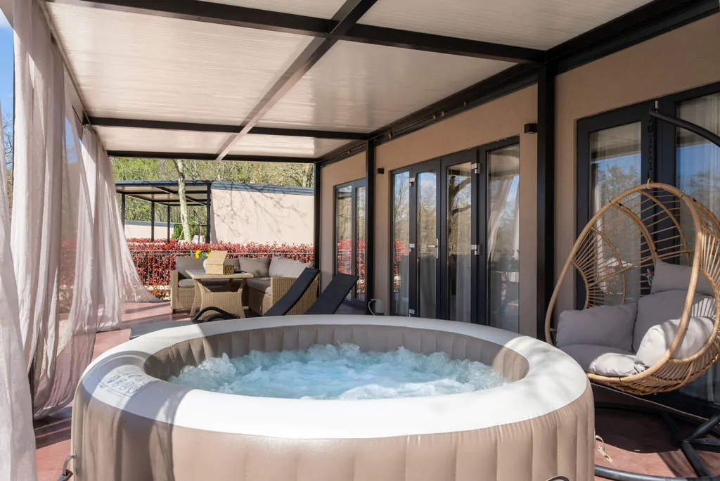 campsite-banki-green-istrian-village-mobile-home-exterior-terrace-jacuzzi
