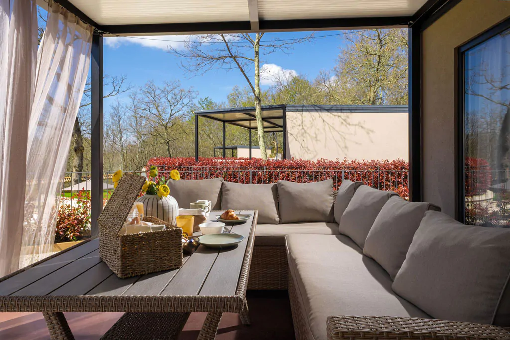 campsite-banki-green-istrian-village-mobile-home-exterior-terrace-table