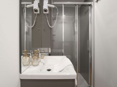 campsite-banki-green-istrian-village-mobile-home-interior-bathroom-shower