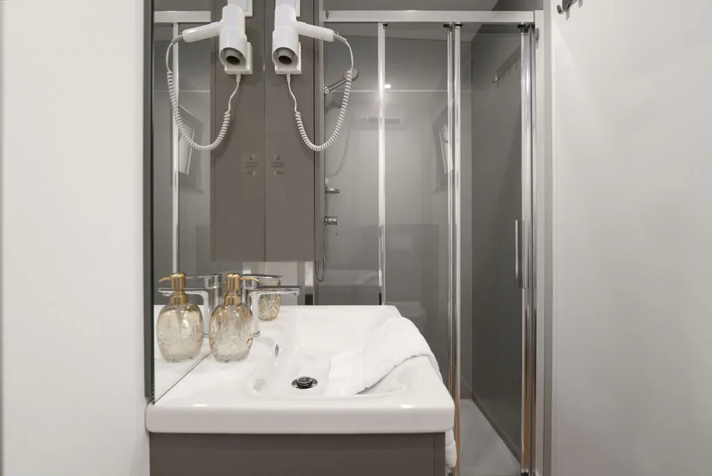 campsite-banki-green-istrian-village-mobile-home-interior-bathroom-shower