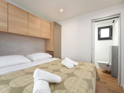 campsite-banki-green-istrian-village-mobile-home-interior-bedroom-double-bed-bathroom