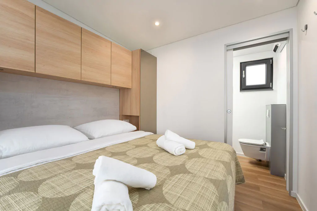 campsite-banki-green-istrian-village-mobile-home-interior-bedroom-double-bed-bathroom