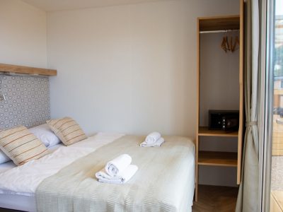 obonajn-island-resort-mobile-home-sun-lodge-m-interior-bedroom-double-bed