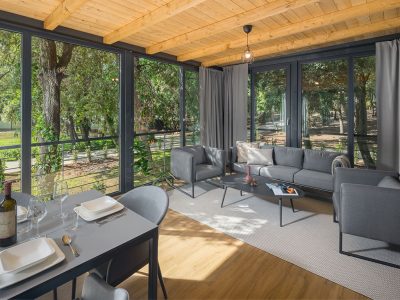 camping-resort-mon-perin-san-polo-prestige-camping-villa-exterior-terrace-sofa