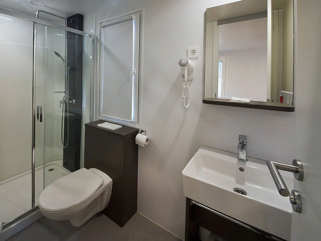 campsite-adria-ankaran-mobile-home-premium-terrace-interior-bathroom