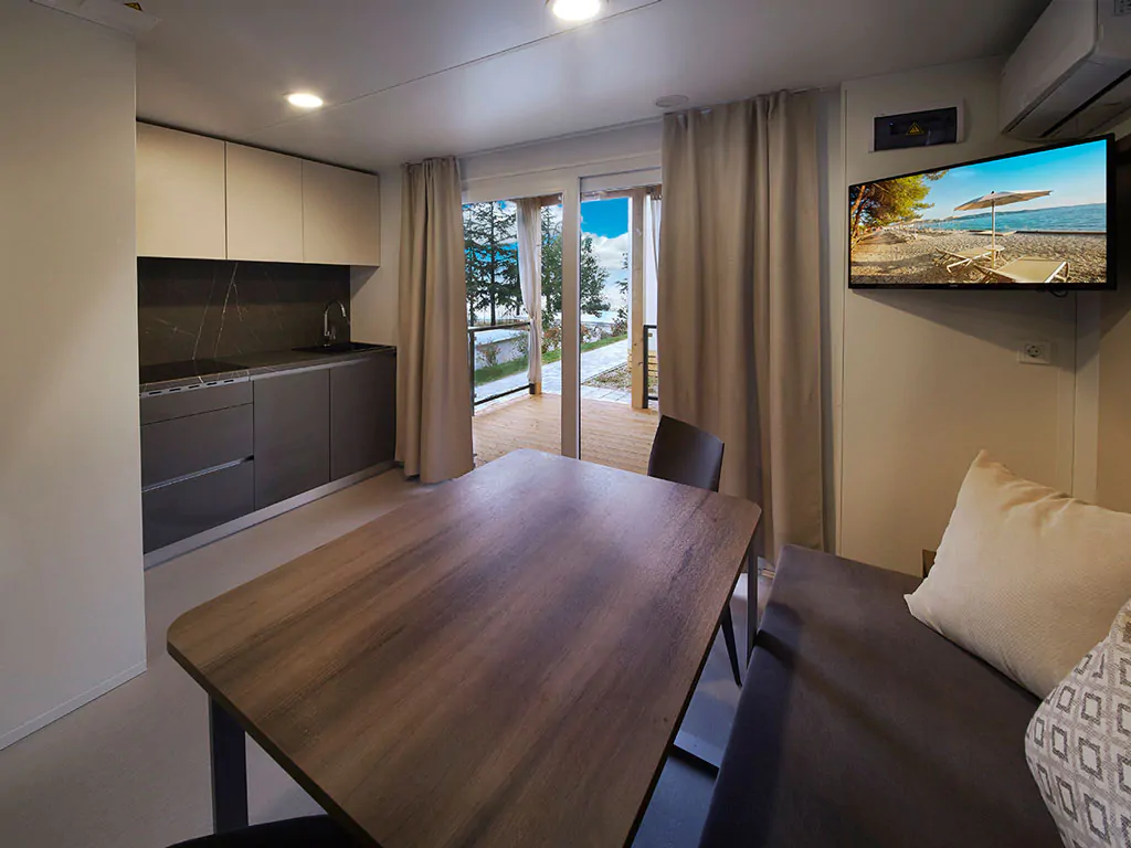 campsite-adria-ankaran-mobile-home-premium-terrace-interior-kitchen