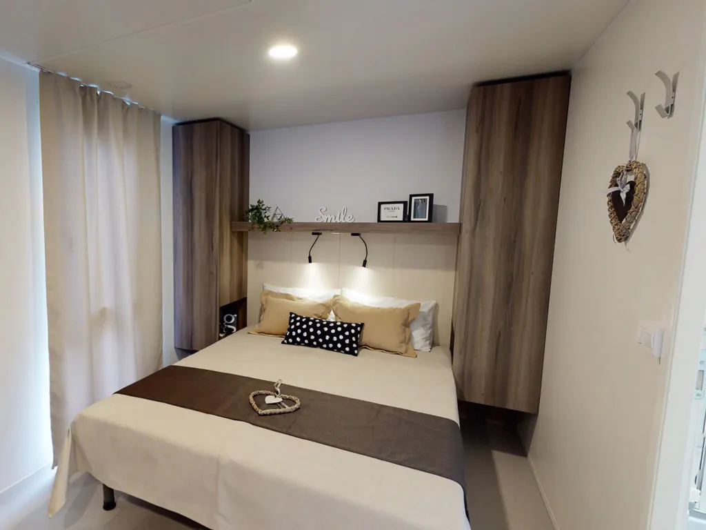 campsite-adria-ankaran-mobile-home-premium-terrace-sea-view-interior-bedroom-double-bed