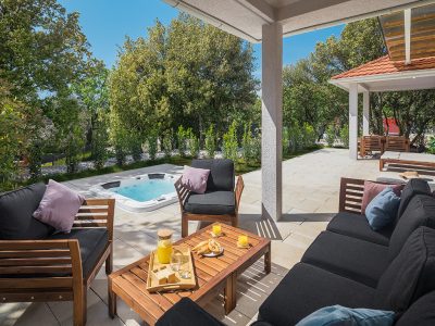 campsite-mon-perin-luxury-bay-villa-porto-bus-jacuzzi-exterior-breakfast-i