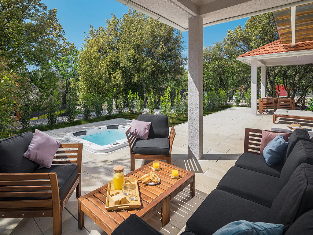 campsite-mon-perin-luxury-bay-villa-porto-bus-jacuzzi-exterior-breakfast-i
