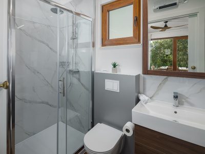 campsite-mon-perin-luxury-bay-villa-porto-bus-jacuzzi-interior-bathroom