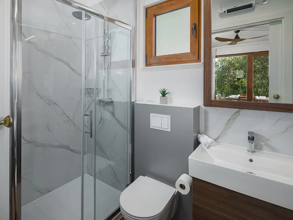 campsite-mon-perin-luxury-bay-villa-porto-bus-jacuzzi-interior-bathroom