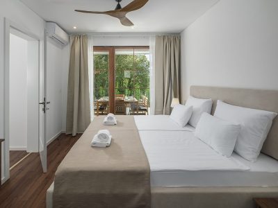campsite-mon-perin-luxury-bay-villa-porto-bus-jacuzzi-interior-bedroom-double-bed