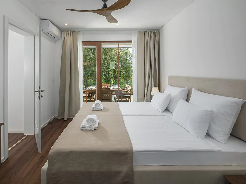 campsite-mon-perin-luxury-bay-villa-porto-bus-jacuzzi-interior-bedroom-double-bed