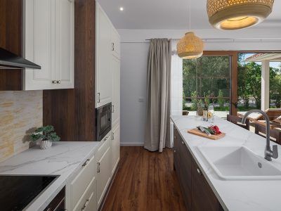 campsite-mon-perin-luxury-bay-villa-porto-bus-jacuzzi-interior-kitchen-sink
