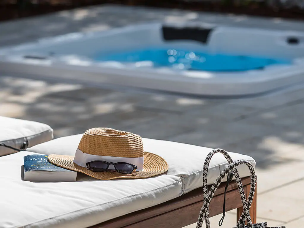 campsite-mon-perin-luxury-bay-villa-porto-bus-jacuzzi-sunbeds