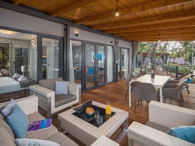 campsite-mon-perin-mobile-home-prestige-villa-jacuzzi-exterior-terrace-lounge