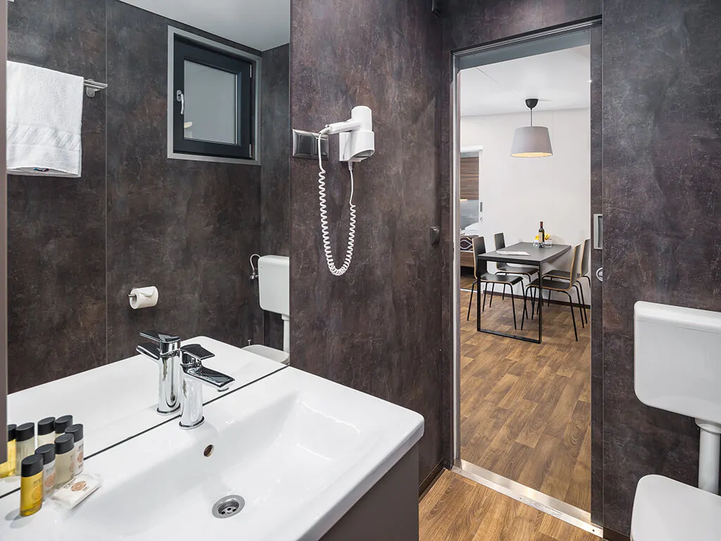 campsite-mon-perin-mobile-home-prestige-villa-jacuzzi-interior-bathroom-sink