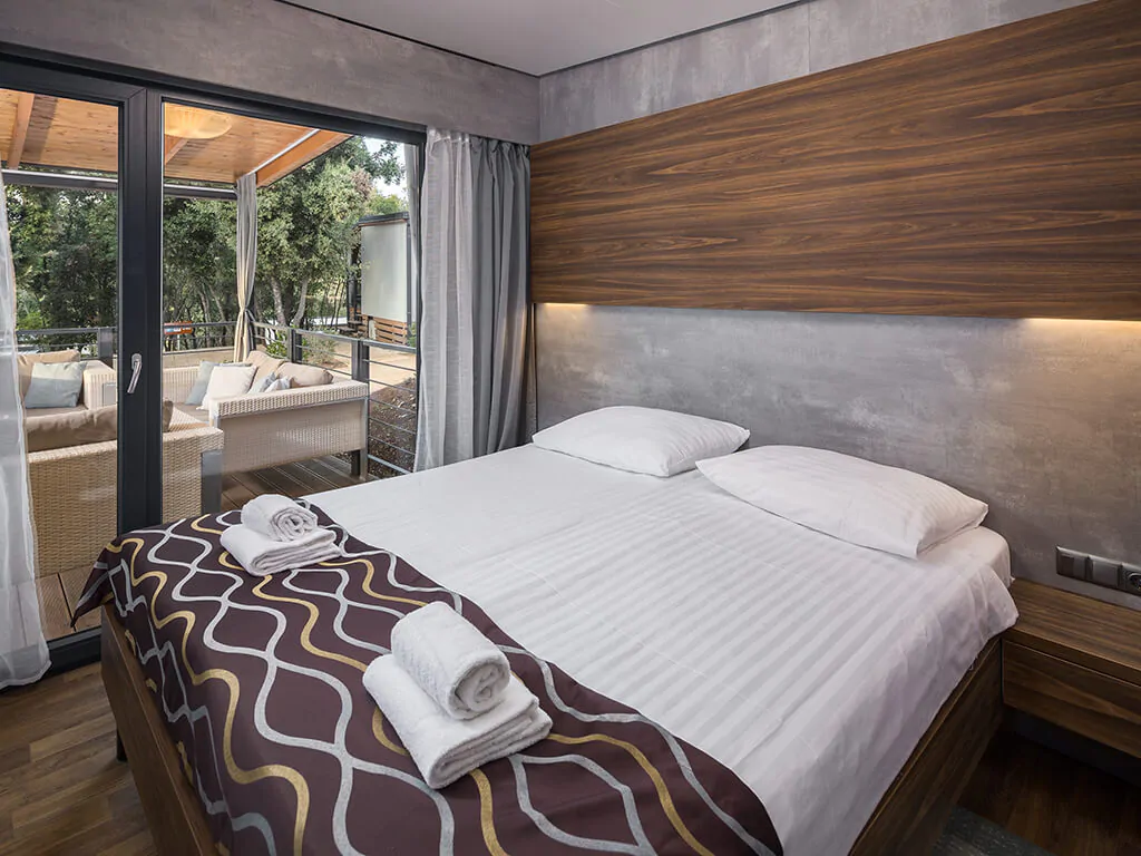 campsite-mon-perin-mobile-home-prestige-villa-jacuzzi-interior-bedroom-double-bed