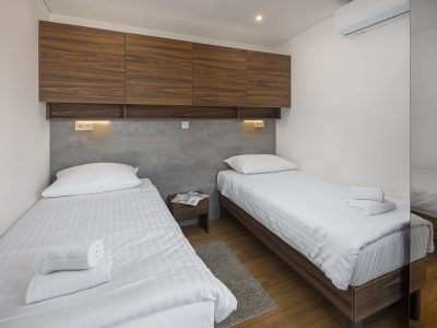 campsite-mon-perin-mobile-home-prestige-villa-jacuzzi-interior-bedroom-single-beds