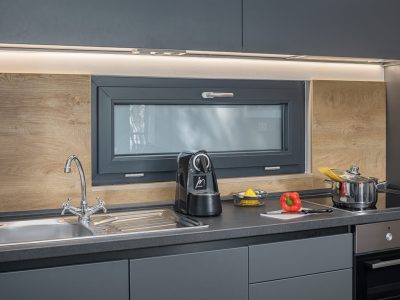 campsite-mon-perin-mobile-home-prestige-villa-jacuzzi-interior-kitchen-lunch-time