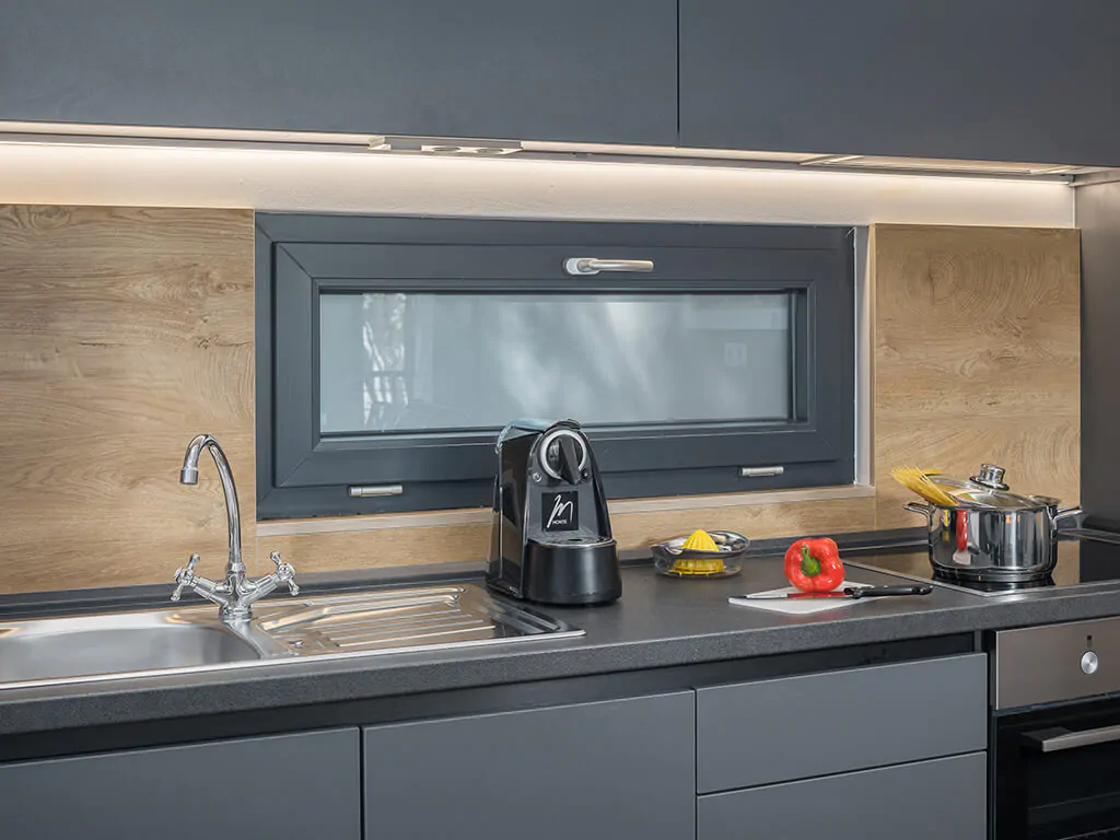 campsite-mon-perin-mobile-home-prestige-villa-jacuzzi-interior-kitchen-lunch-time