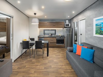 campsite-mon-perin-mobile-home-prestige-villa-jacuzzi-interior-living-room-kitchen-sofa