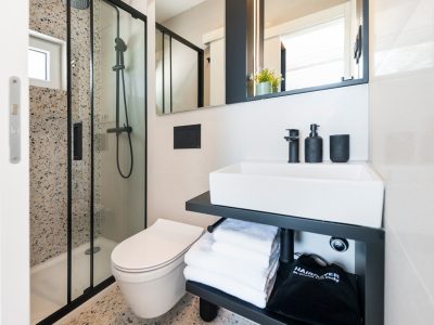 campsite-porton-nature-hideout-holiday-home-pool-1-module-interior-bathroom
