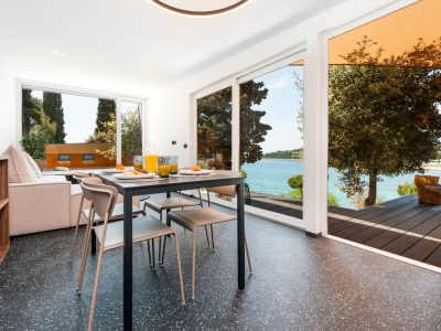 campsite-porton-nature-hideout-holiday-home-pool-1-module-interior-living-room-dinner-table
