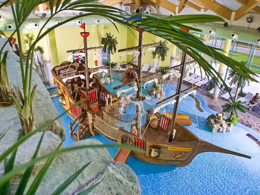campsite-terme-catez-indoor-pool-kids-boat