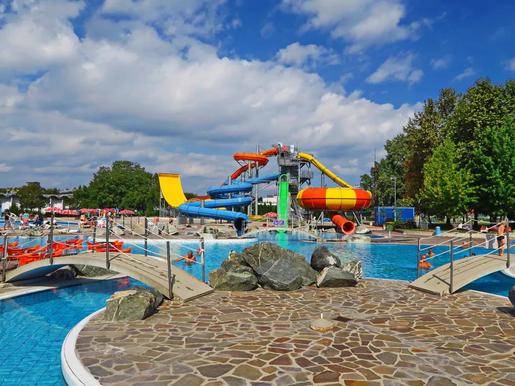 campsite-terme-catez-outdoor-pool-aqua-park-kids-enjoying