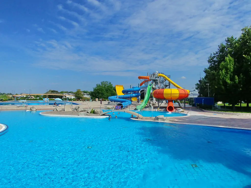 campsite-terme-catez-outdoor-pool-aqua-park-slides-kids-having-fun