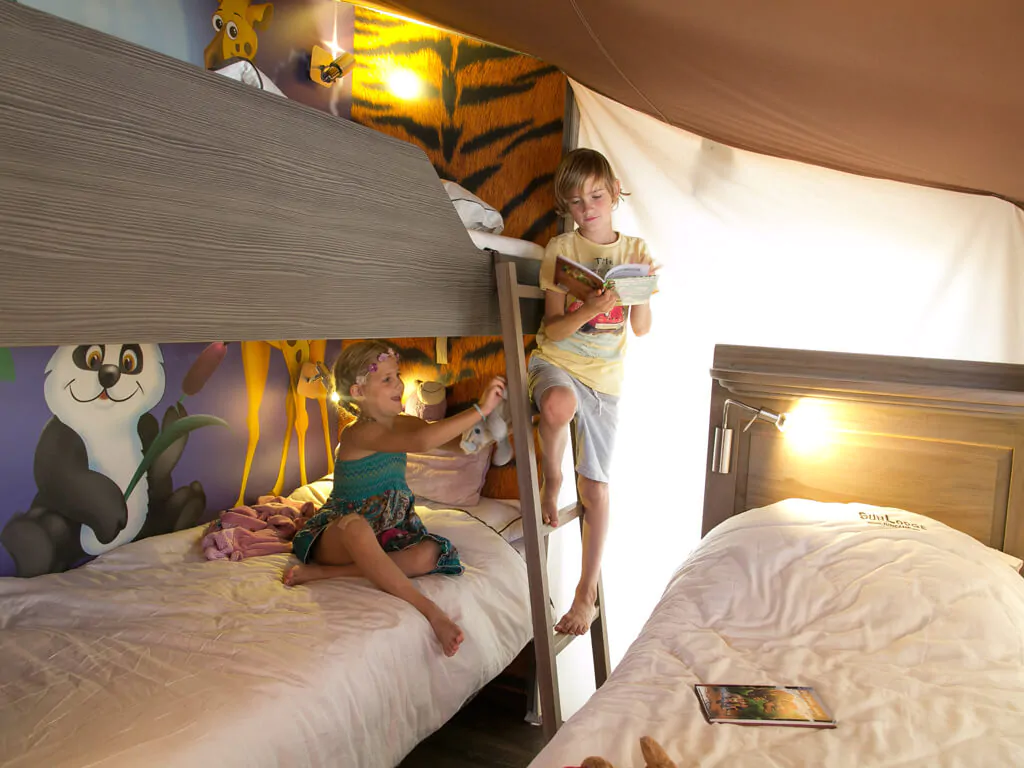 mobile-home-sunlodge-jungle-interior-bedroom-i