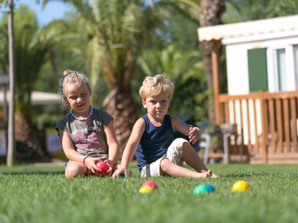 mobile-home-sunlodge-redwood-exterior-family-time-4