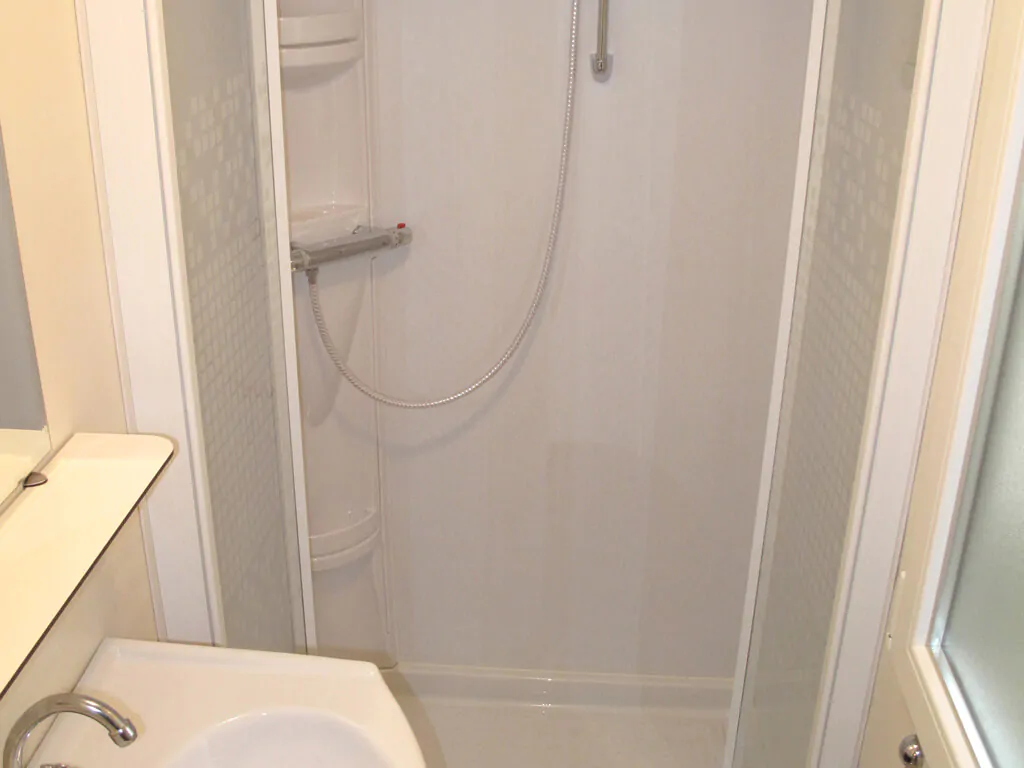 mobile-home-sunlodge-redwood-interior-bathroom-4