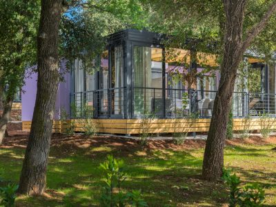 mon-perin-mobile-home-prestige-camping-villa-exterior-garden