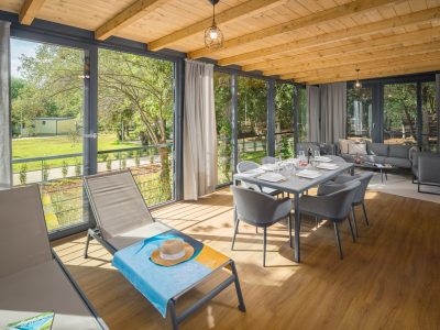 mon-perin-mobile-home-prestige-camping-villa-exterior-terrace