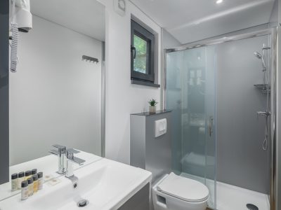 mon-perin-mobile-home-prestige-camping-villa-interior-bathroom