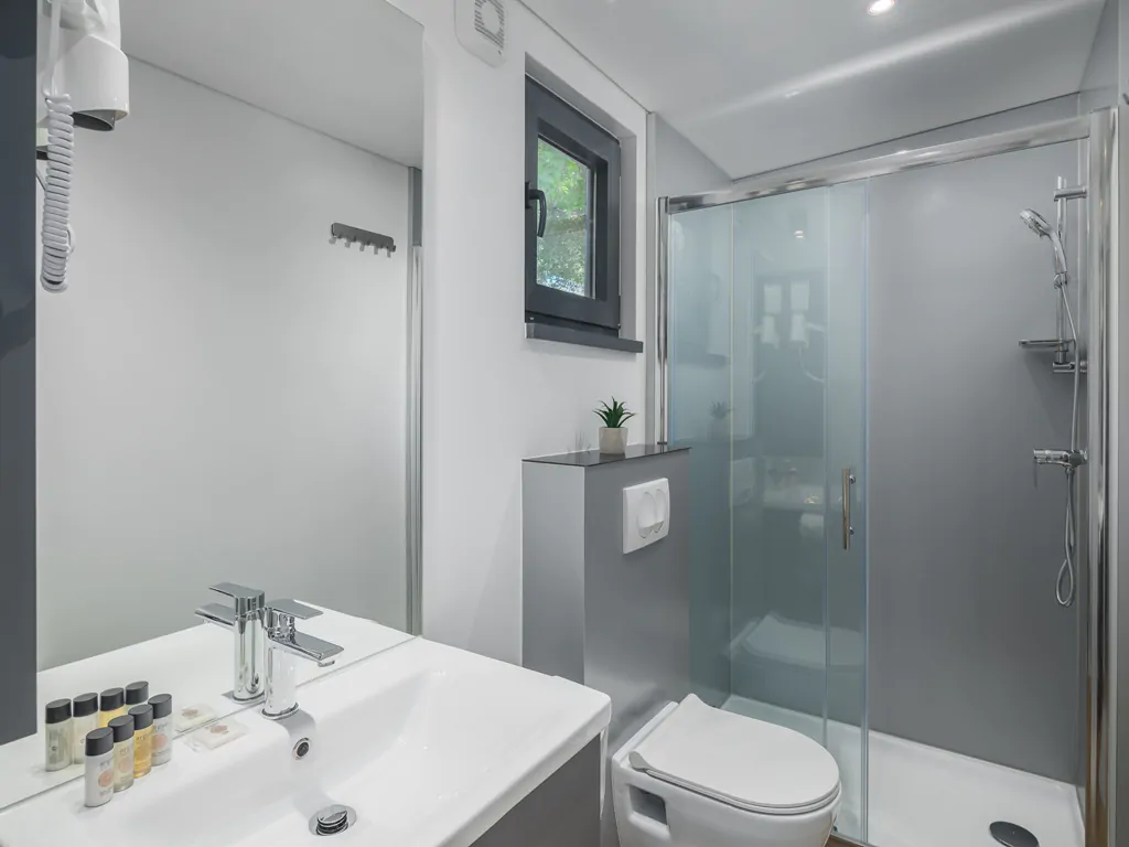 mon-perin-mobile-home-prestige-camping-villa-interior-bathroom