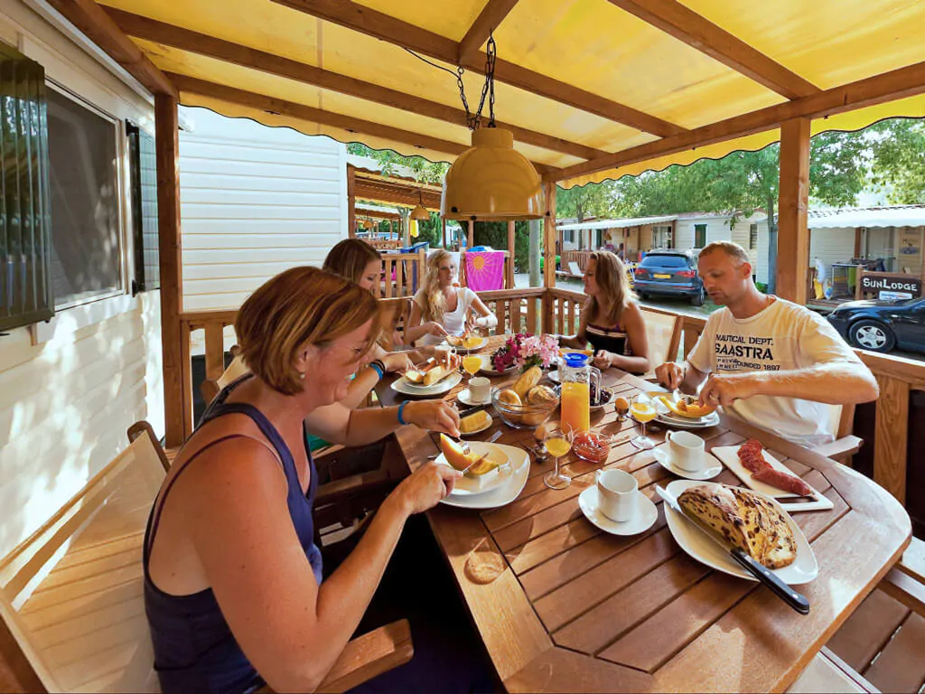 sunlodge-maple-mobile-home-exterior-terrace-dining-table