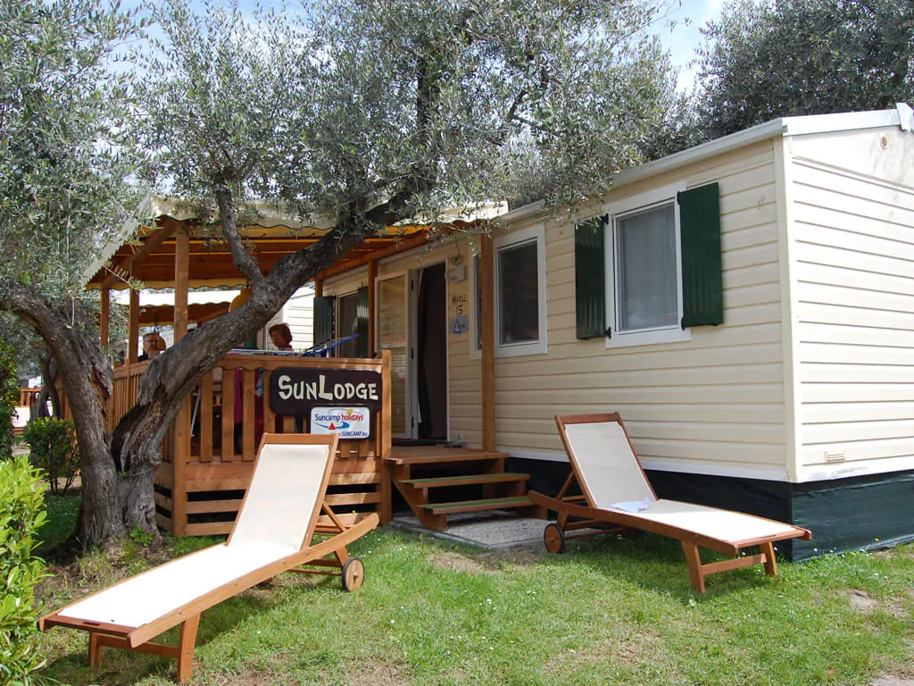 sunlodge-maple-mobile-home-exterior-terrace