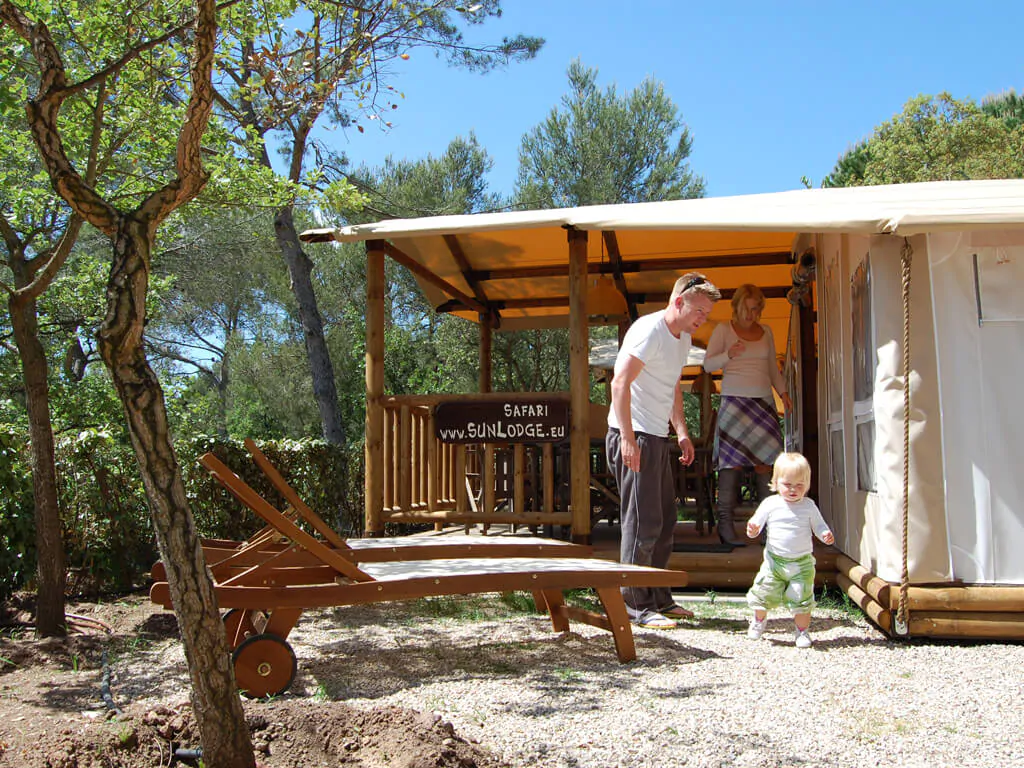 sunlodge-safari-tent-exterior-garden