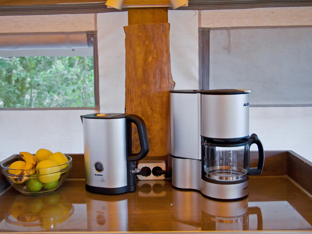 sunlodge-safari-tent-interior-coffee-i