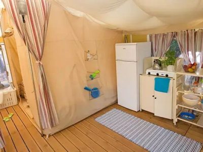 tent-bungalow-for-5-persons-interior-kitchen-1