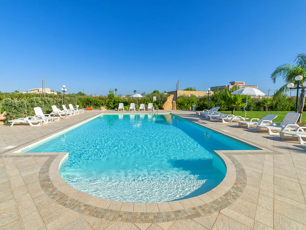 campiste-lilybeo-village-pool-sunbeds