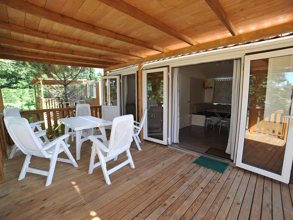 campsite-adria-ankaran-mobile-home-brioni-exterior-terrace-dining-table