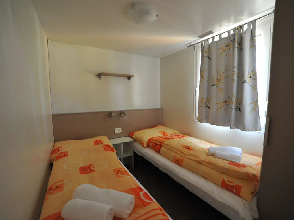 campsite-adria-ankaran-mobile-home-brioni-interior-single-beds-bedroom