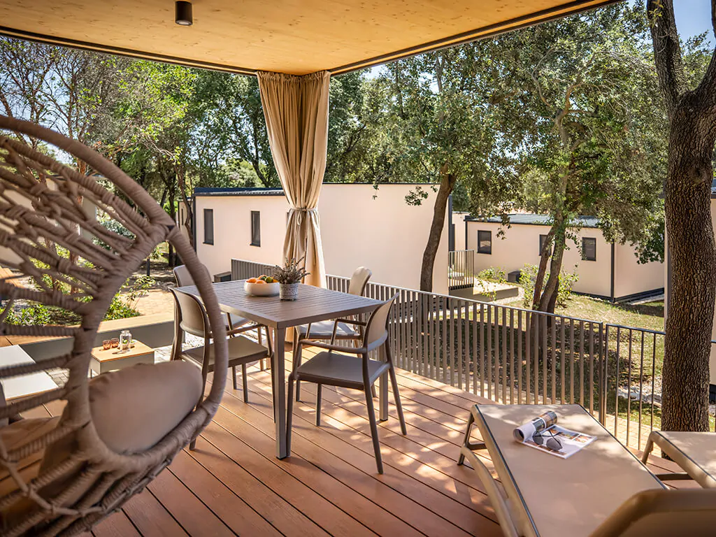 campsite-amarin-mobile-home-premium-exterior-terrace-dining-table