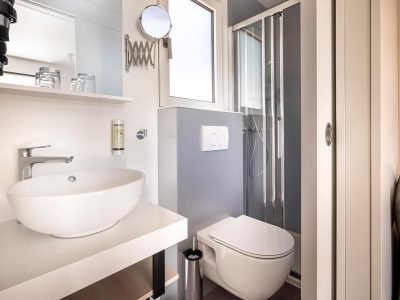 campsite-amarin-mobile-home-premium-interior-bathroom-2