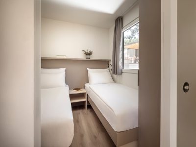 campsite-amarin-mobile-home-premium-interior-bedroom-single-beds